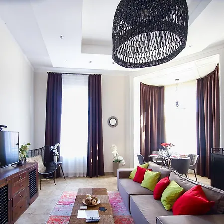 Red King Apartment